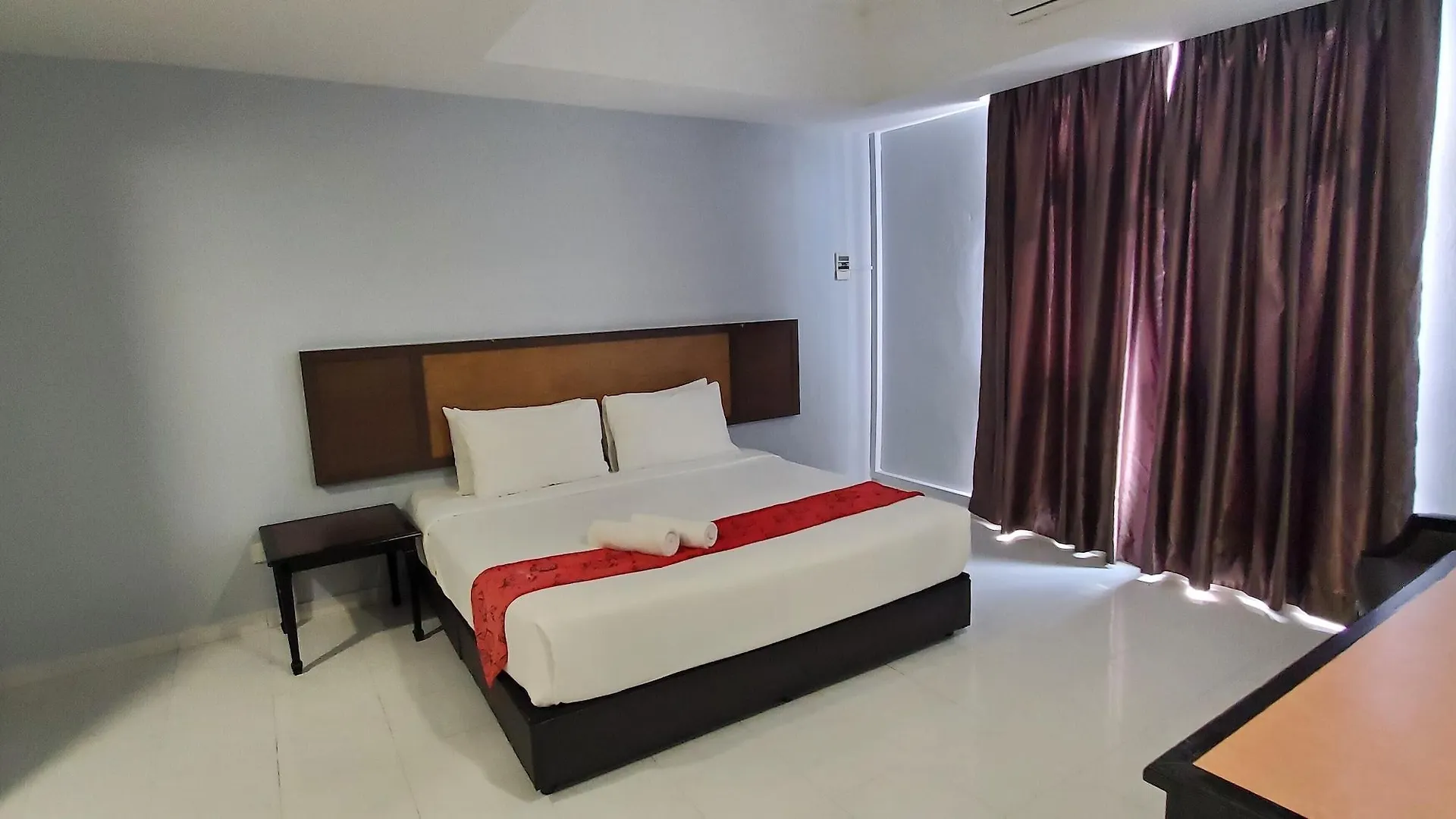 Leisure Cove Hotel And Apartments