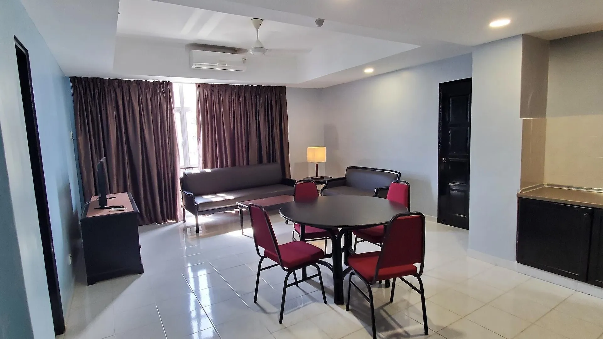 Leisure Cove Hotel And Apartments