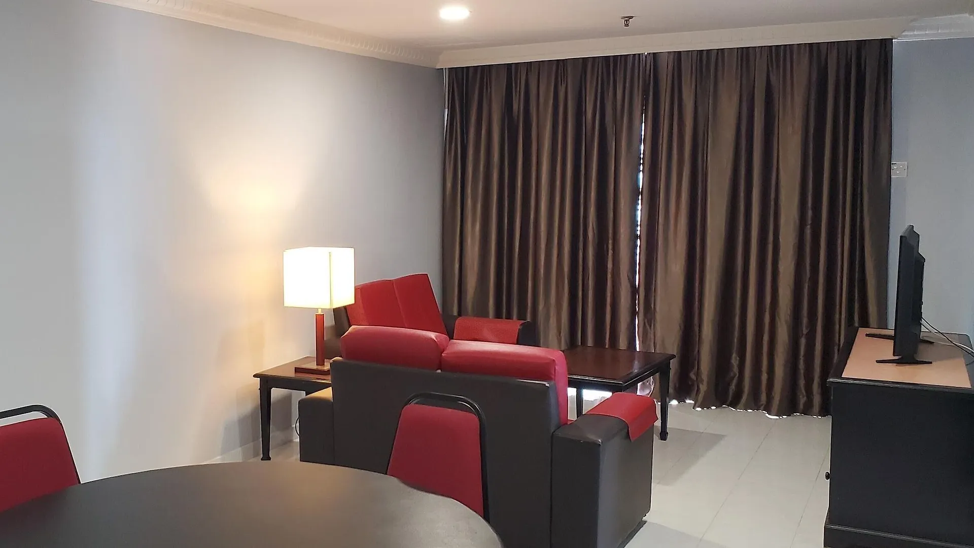 Leisure Cove Hotel And Apartments